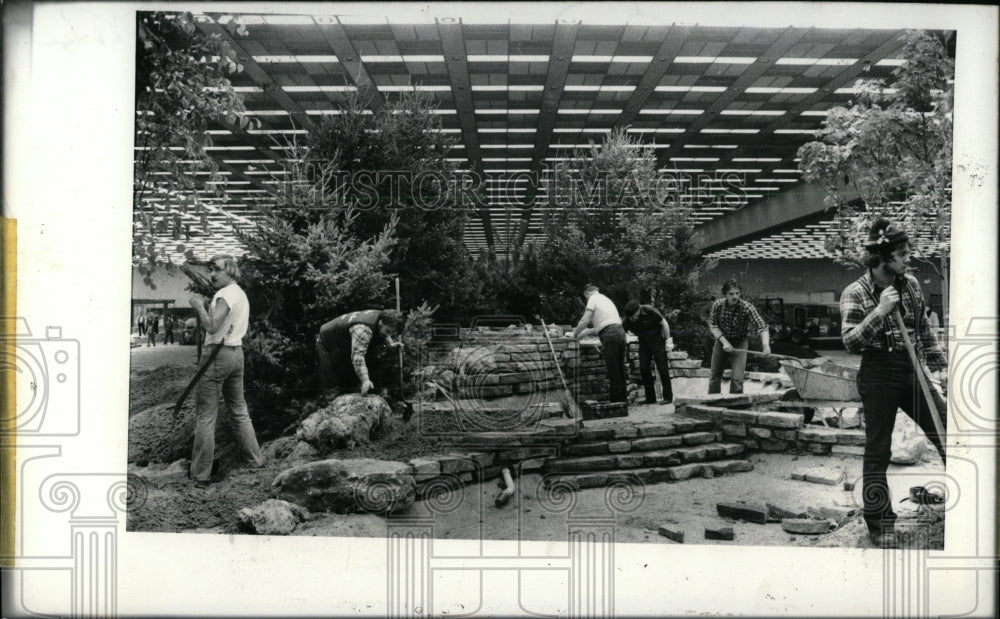 1980 Press Photo Jim Scott playing golf Worker working - RRW70069 - Historic Images