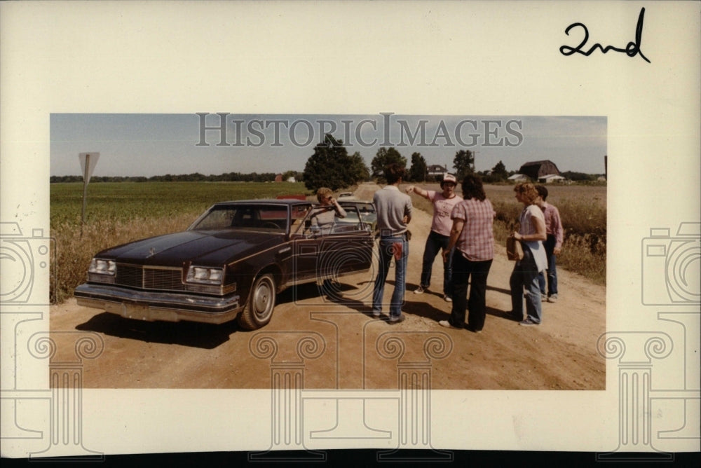 1983 Press Photo People Car Farm Group Road - RRW70073 - Historic Images