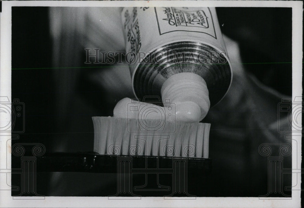 1976 Press Photo Toothpaste - RRW70089 - Historic Images