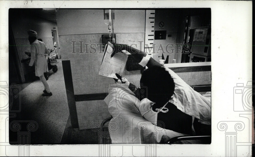 1980 Press Photo Detroit General Emergency Room Patient - RRW70401 - Historic Images