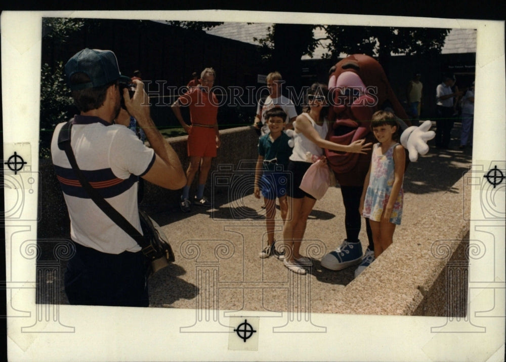 1988 Press Photo Entertainers California Raisins &amp; Fans - RRW70585 - Historic Images