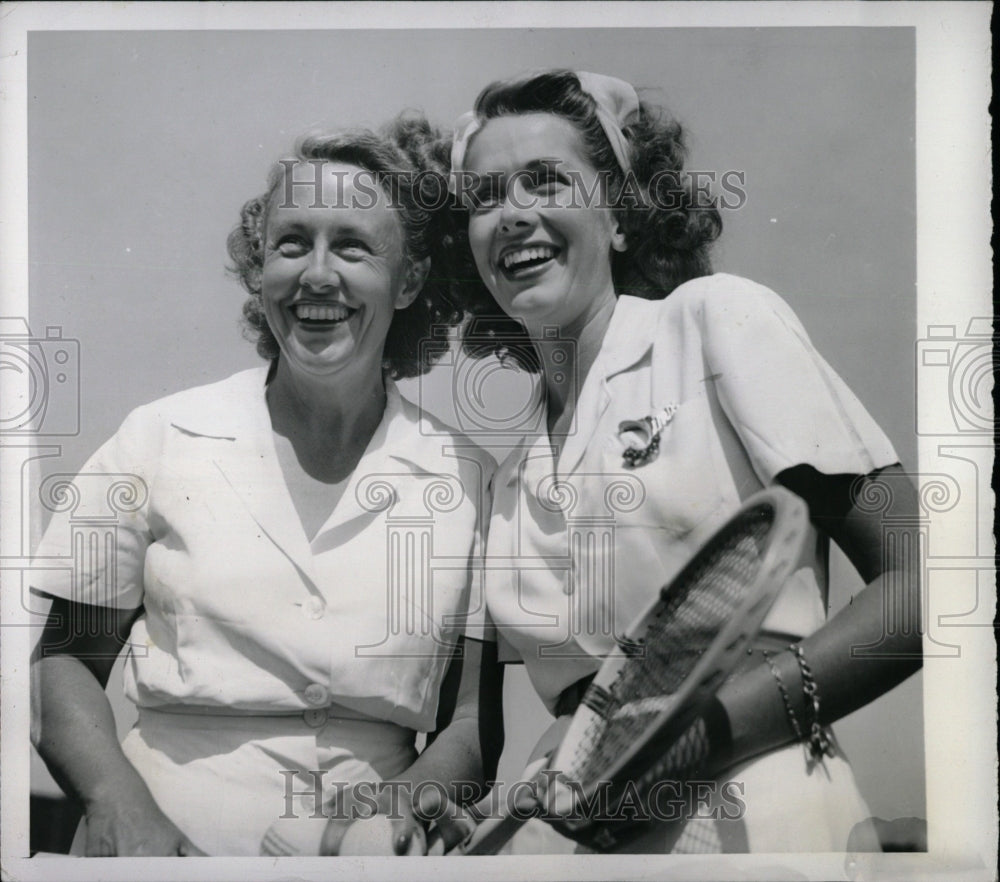 1942 Press Photo Jinx Falkenburg &amp; Mother At Practice - RRW70635 - Historic Images