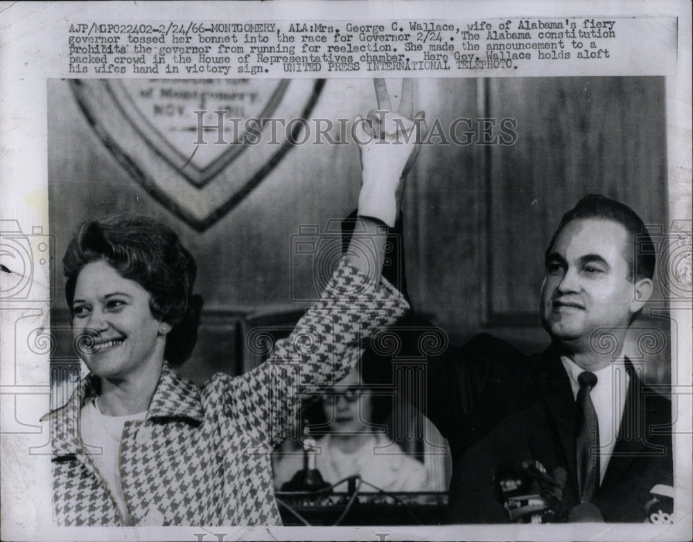 1966 Press Photo Alabama Governor &amp; Wife, Victory Sign - RRW70655 - Historic Images