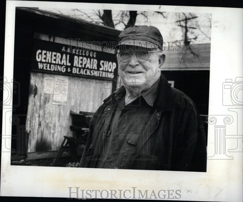 1980 Press Photo Albert Kellogg Marine City Blacksmith - RRW70687 - Historic Images