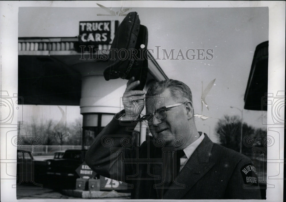 1962 Press Photo Collector Swainson Tip Hat in Farewell - RRW70697 - Historic Images