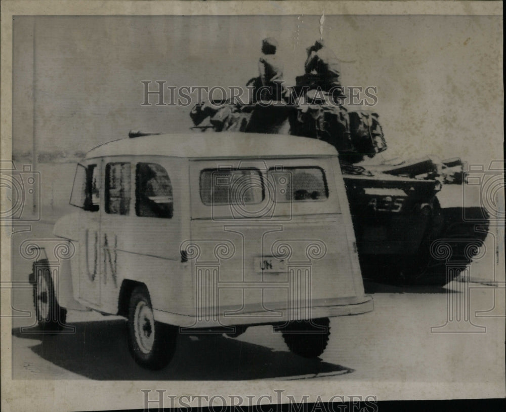 1958 Press Photo UN Vehicle Beirut, Lebanon & US Tank - RRW70711 - Historic Images