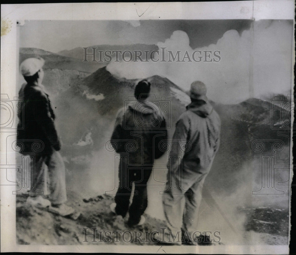 1955 PressPhoto Mt.Etna Europe&#39;s highest Volcano erupts - RRW70741 - Historic Images