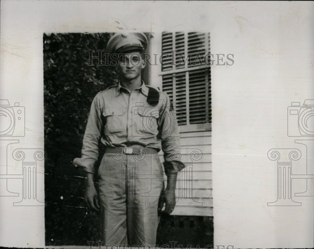 1951 Press Photo GI Robert Smith In Front Of House - RRW70763 - Historic Images