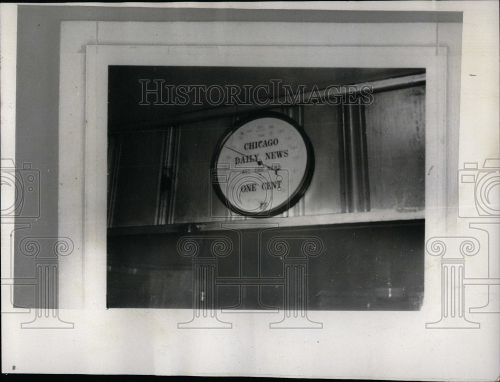 1975 Press Photo Jack Hackleman Daily News Thermometer - RRW70771 - Historic Images