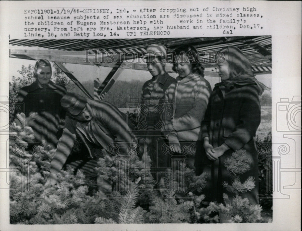 1966 Press Photo Eugene Masterson &amp; family Chrisney, IN - RRW70837 - Historic Images