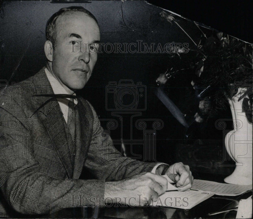 1960 Press Photo American Poet MacLeish At Desk - RRW70923 - Historic Images