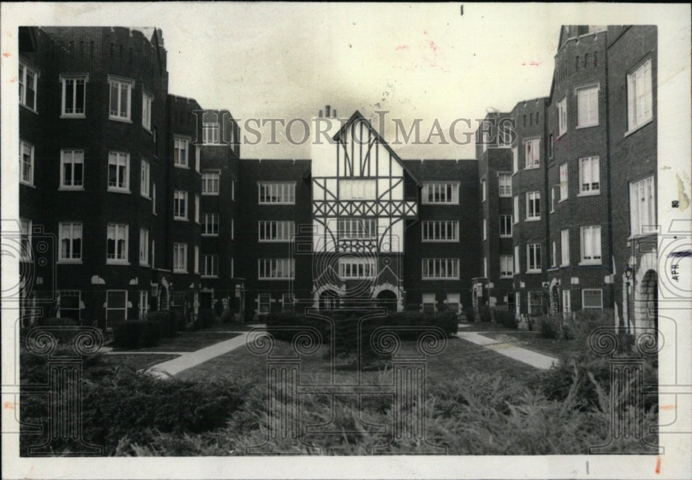 1980 Press Photo courtyard Park Gables apartment Tudor - RRW70925 - Historic Images