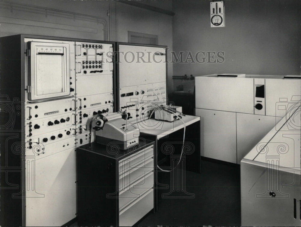 1969 Press Photo Automatic X-ray Fluorescence Analyzer. - RRW70955 - Historic Images