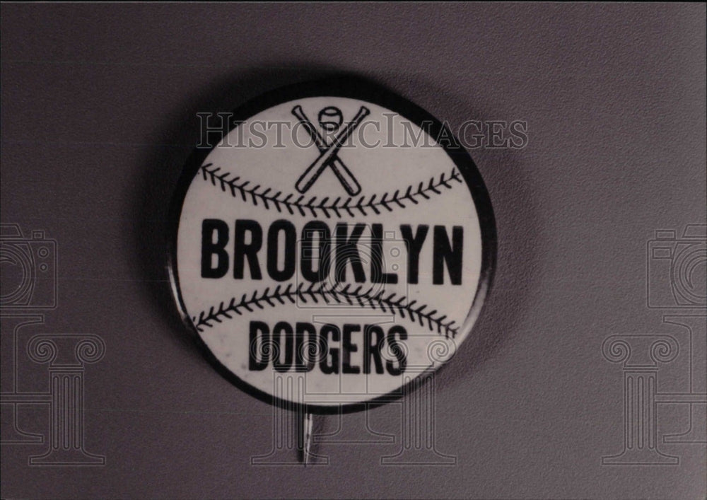 Press Photo Brooklyn Dodgers Button - RRW71039 - Historic Images