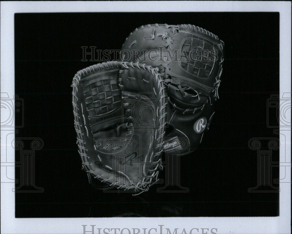 Press Photo Rawlings baseball glove - RRW71049 - Historic Images