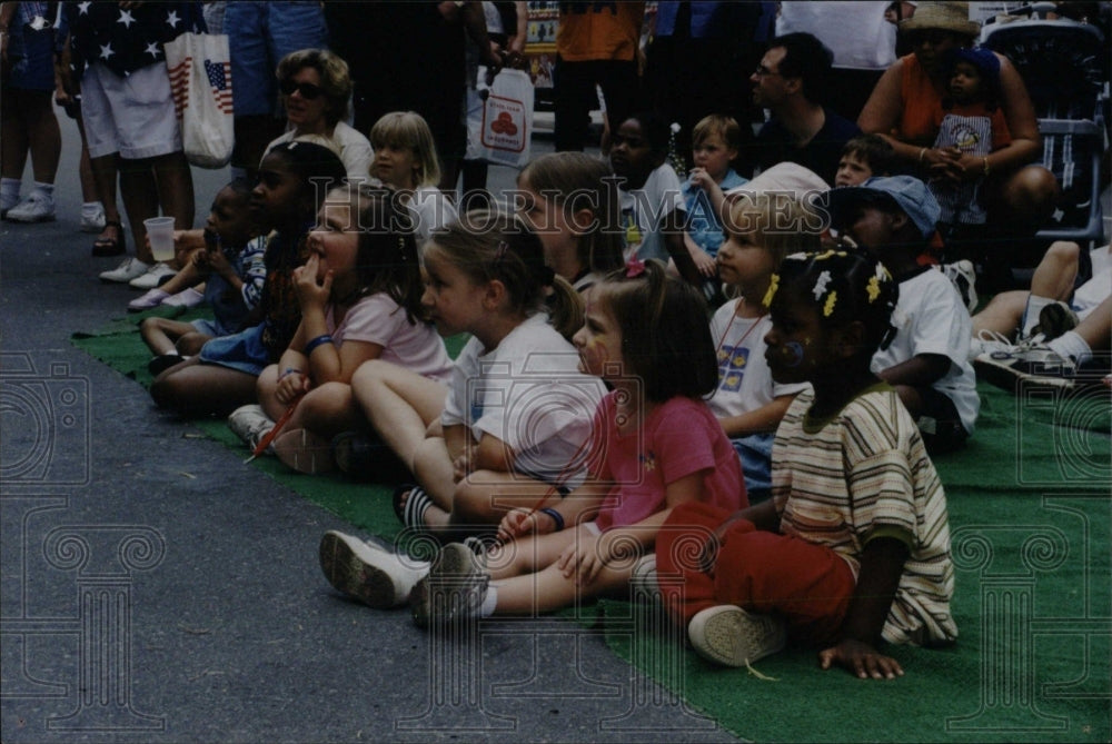 2000 Press Photo kiddie entertainment New Center Park - RRW71061 - Historic Images