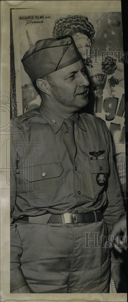 1942 Press Photo Army Air Corps Member Staff Strong - RRW71325 - Historic Images