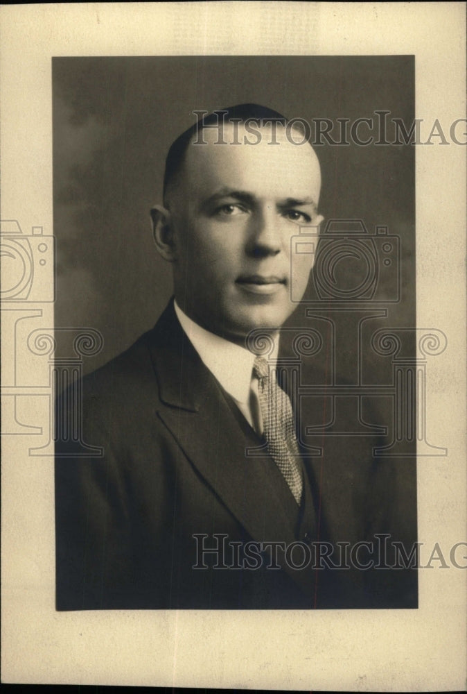 1935 Press Photo Edwin Giraffe Fencing Coach Lawrence - RRW71427 - Historic Images