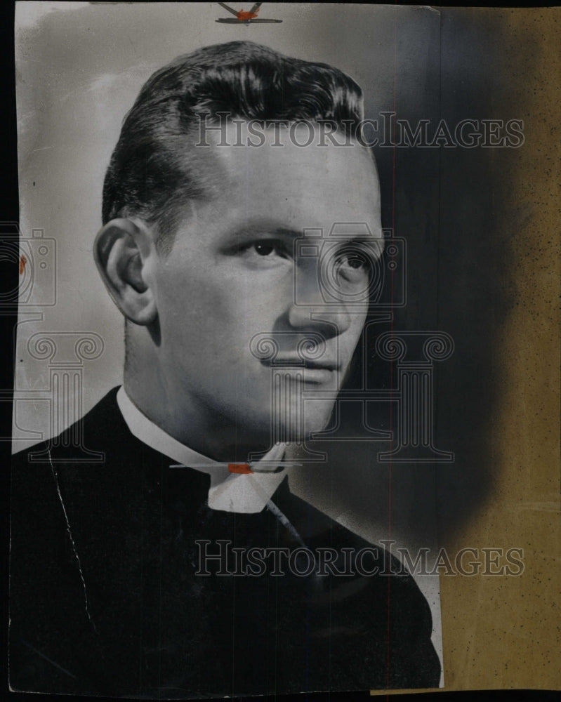 1958 Press Photo Robert Dewitt. Rector Christ Church - RRW71629 - Historic Images