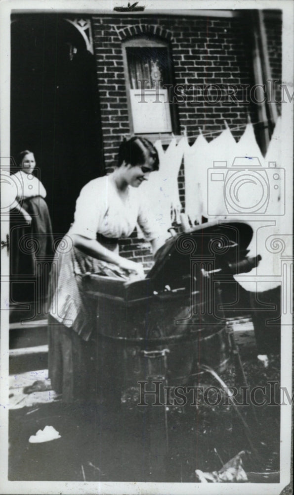 1982 Copy of 1921 Press Photo Lee Iacocca Mother Arrive - RRW71665 - Historic Images