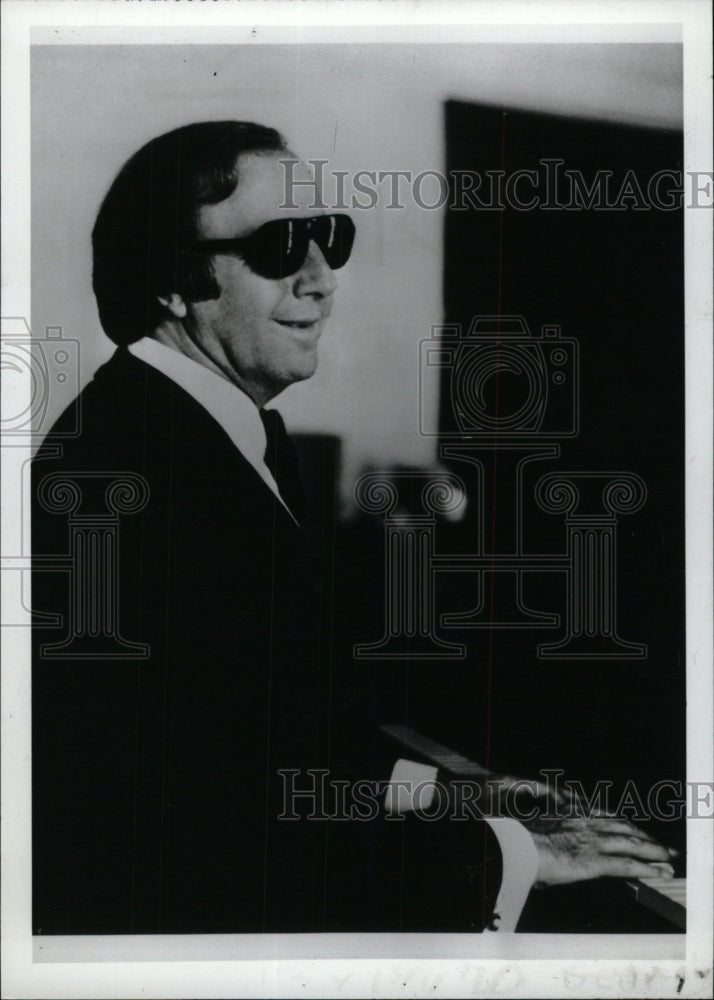 1983 Press Photo Entertainer Shearing Playing Piano - RRW71693 - Historic Images