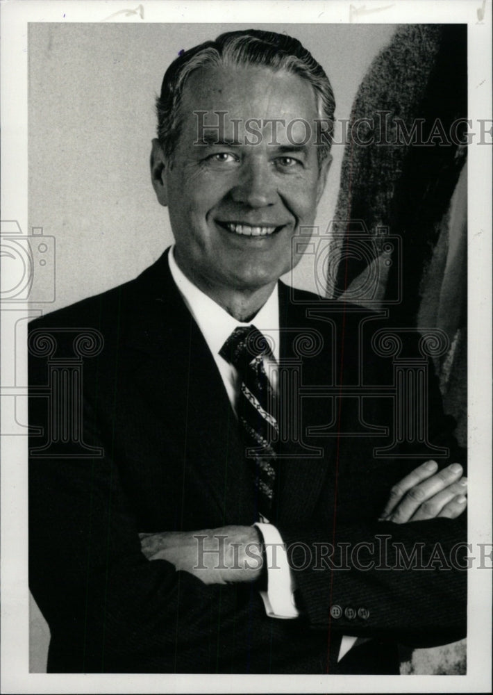 1988 Press Photo Executive Earle E. Williams - RRW71879 - Historic Images