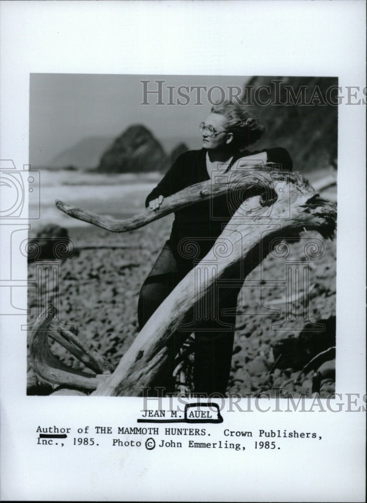 1985 Press Photo Jean Auel Author Mammoth Hunters - RRW72121 - Historic Images