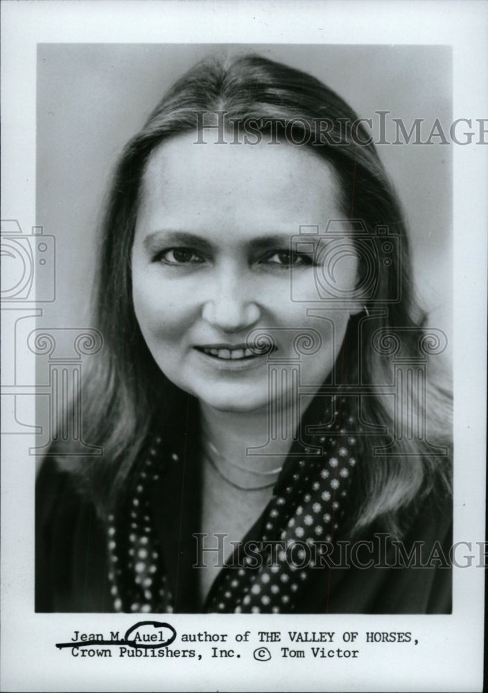 1982 Press Photo Jean Auel Valley Horses Publishers Tom - RRW72125 - Historic Images