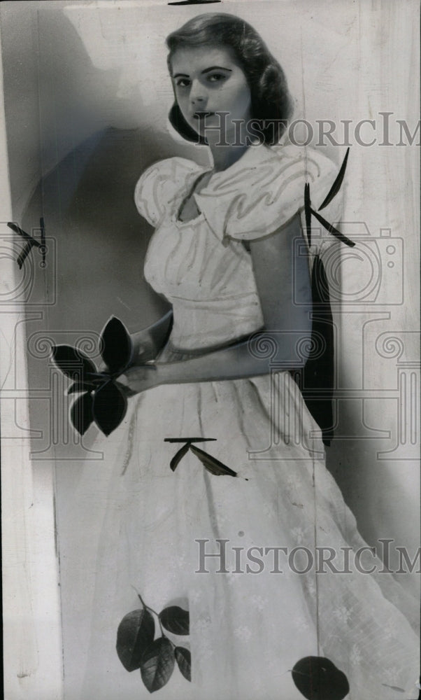 1949 Press Photo Mary Ellin Berlin Irving daughter pose - RRW72329 - Historic Images