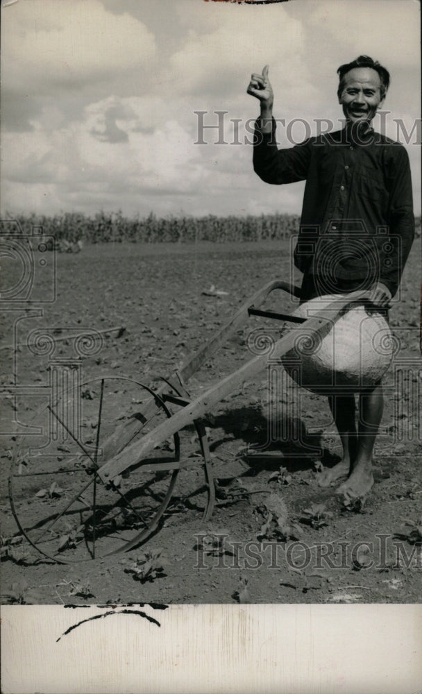 1967 Press Photo Virginia Farmer With Hand Plow - RRW72447 - Historic Images