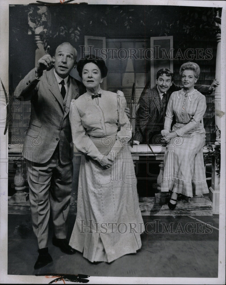 1959 Press Photo Lloyd Nolan Helen Hayes star scene - RRW72761 - Historic Images