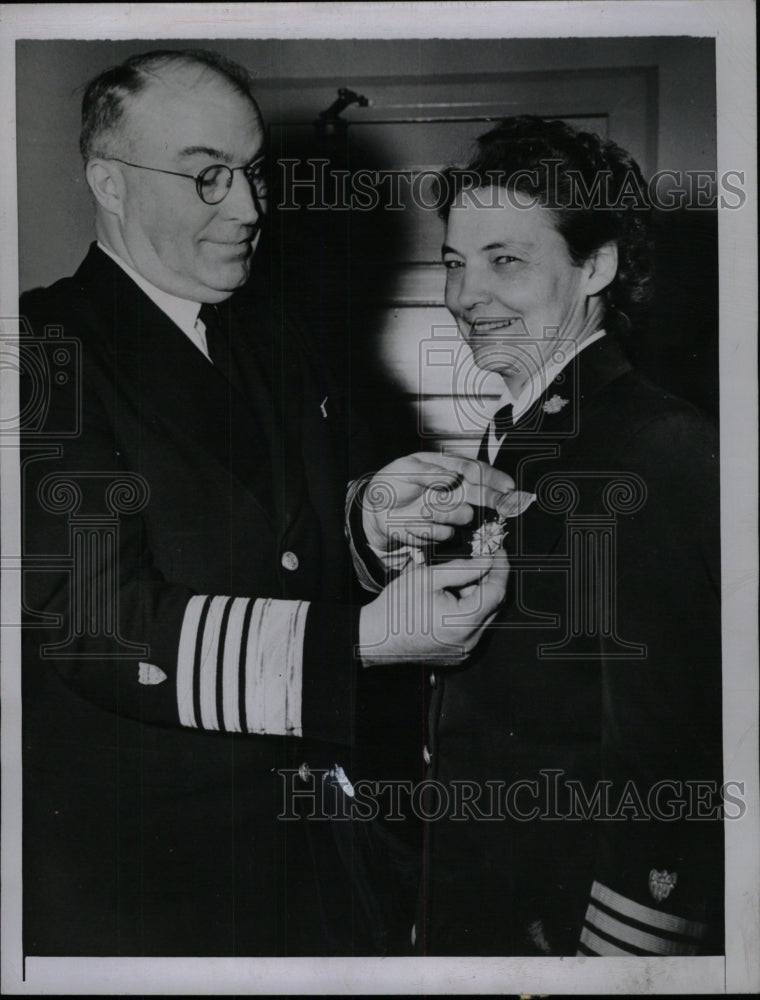 1946 Press Photo Joseph Farley Dorothy Stratton Legion - RRW72787 - Historic Images