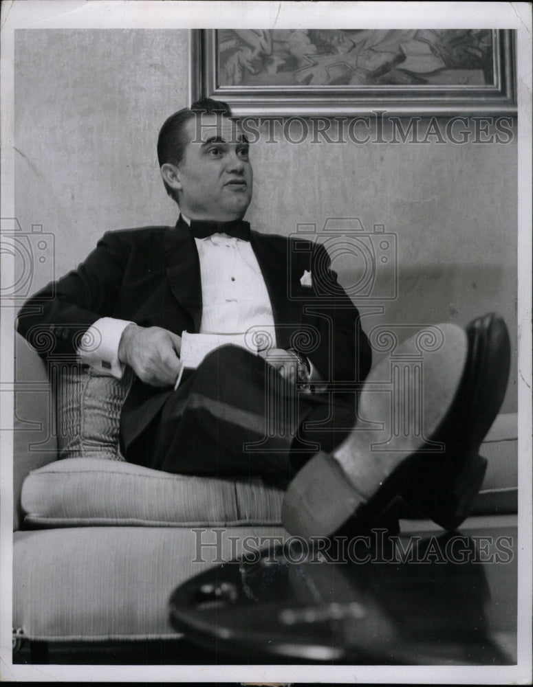 1967 Press Photo George Wallace Sofa Table Pose Snap - RRW72793 - Historic Images