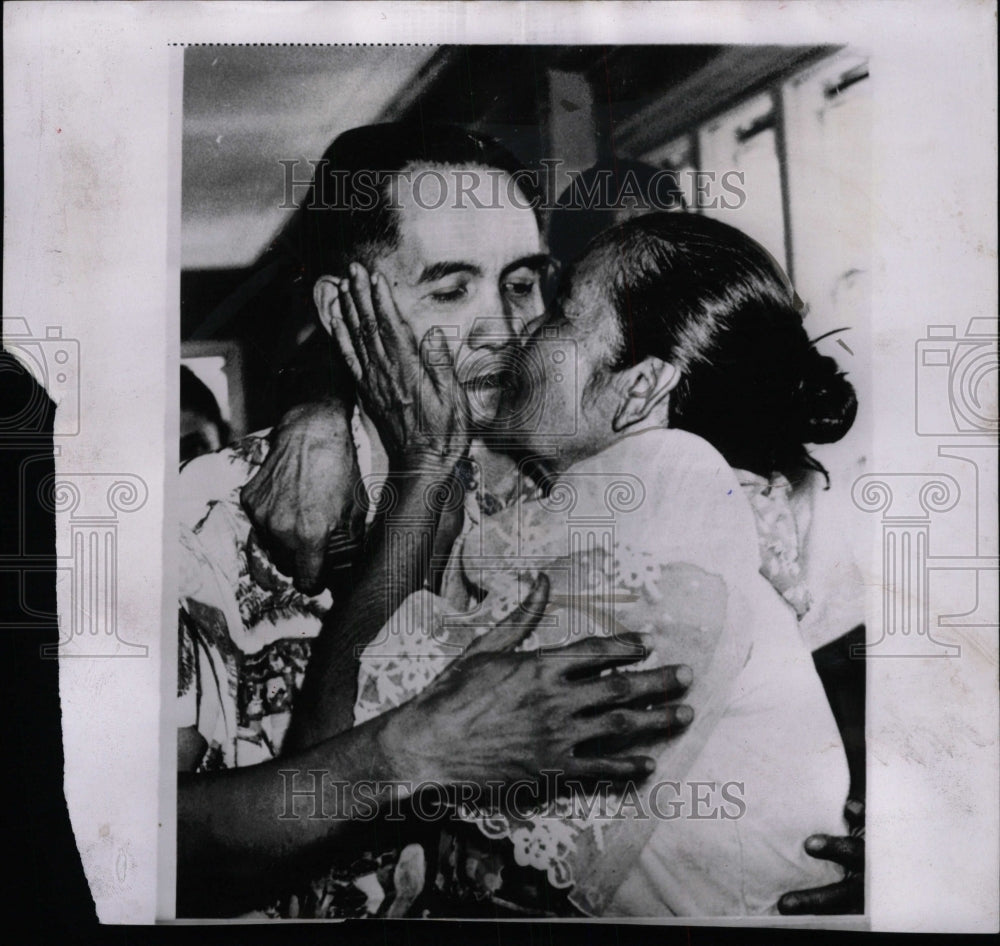 1954 Press Photo Luis Taruc Filipino Leader - RRW72797 - Historic Images