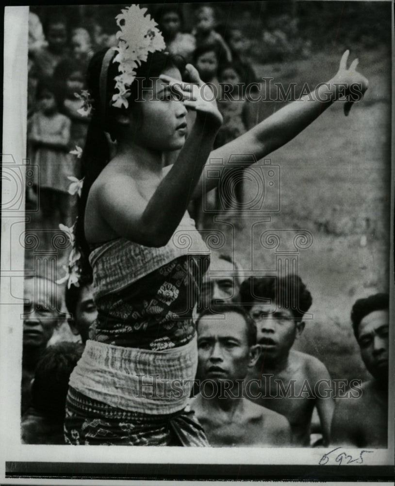 1966 Press Photo group people watching dance woman - RRW72843 - Historic Images