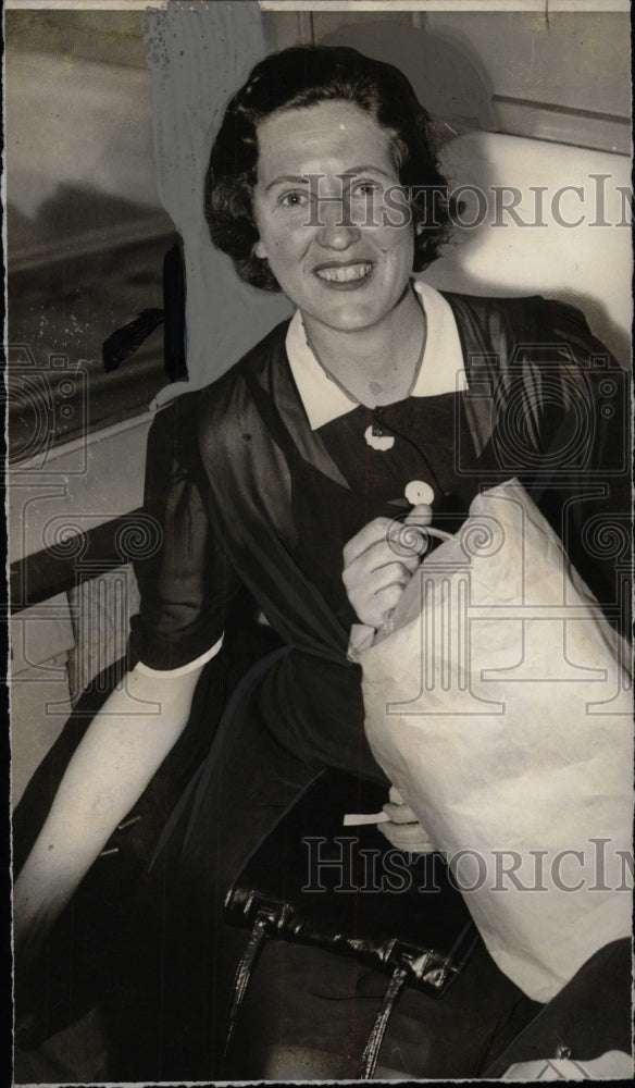 Press Photo Mrs Jessie Graham holds bag home sits chair - RRW72905 - Historic Images