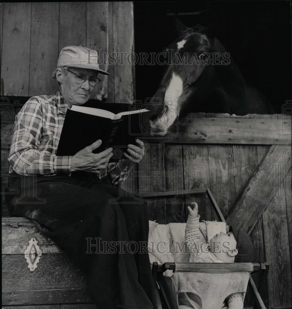 1951 Press Photo Mrs Forrest Burringnt Lee Ross Bible - RRW73193 - Historic Images