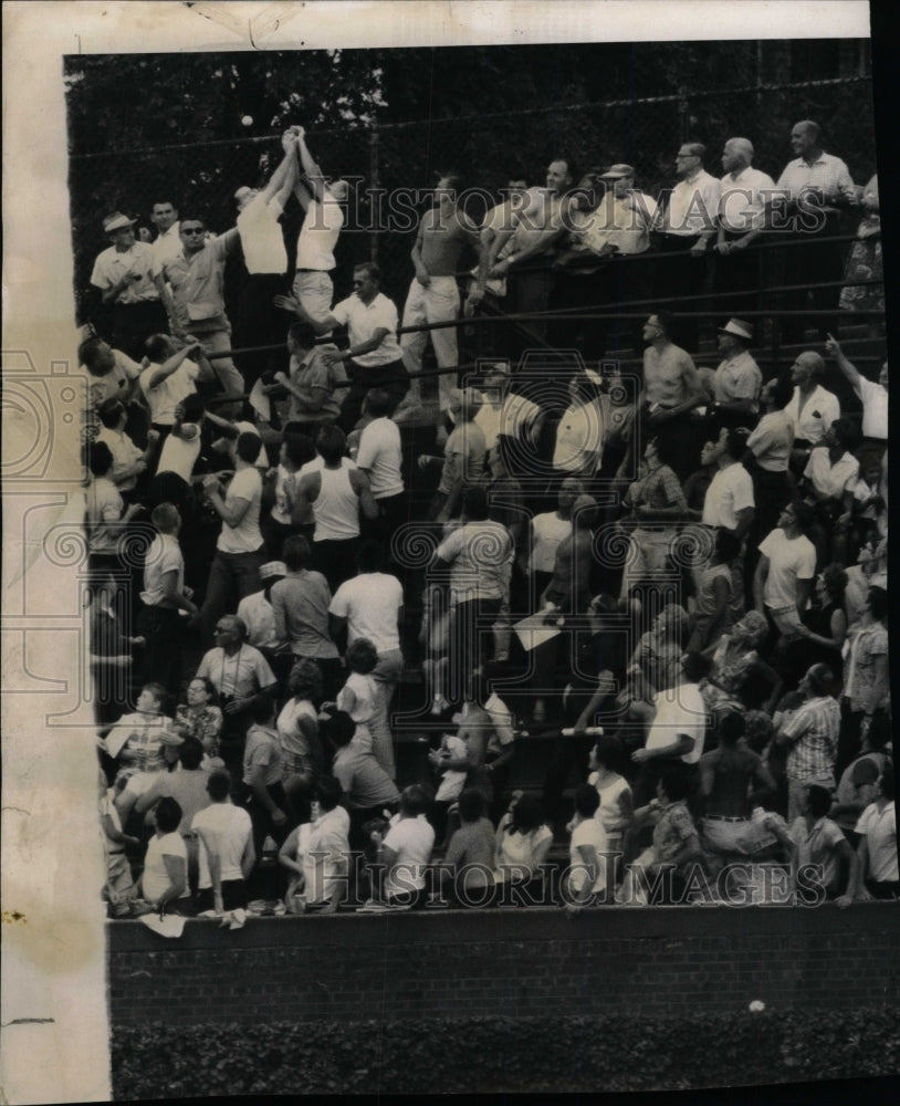 1962 Press Photo Los Angeles Dodgers Frank Howard Fans - RRW73229 - Historic Images