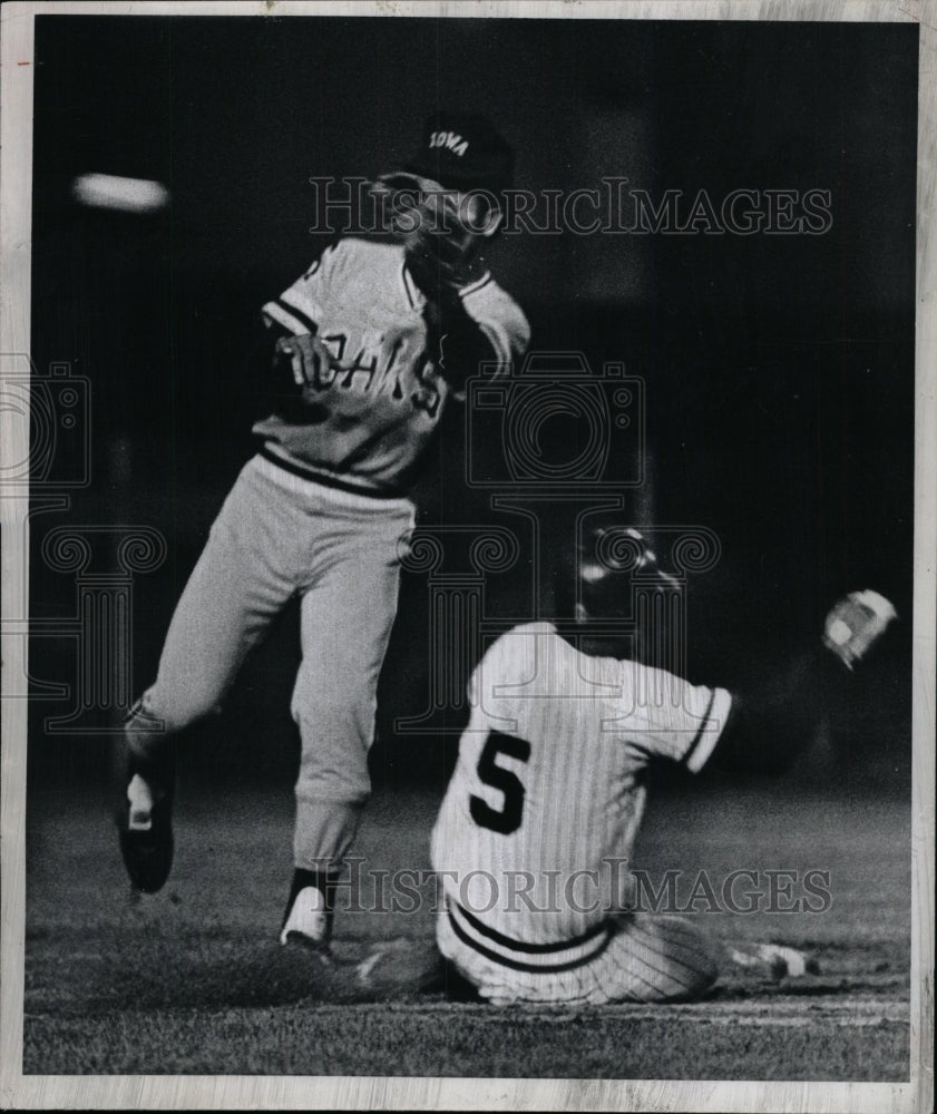 1976 Press Photo show Denver Bears Action Picture Play - RRW73243 - Historic Images