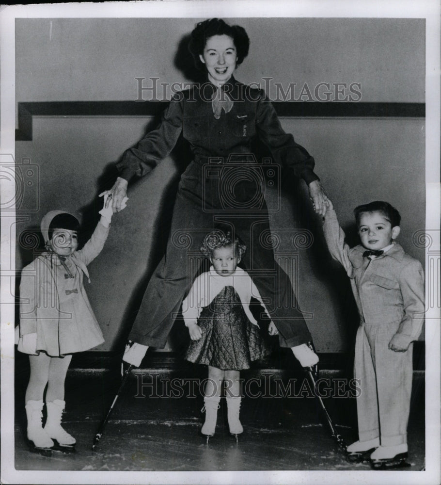 1955 Press Photo Phyllis Legg San Francisco Tiniest Ice - RRW73259 - Historic Images