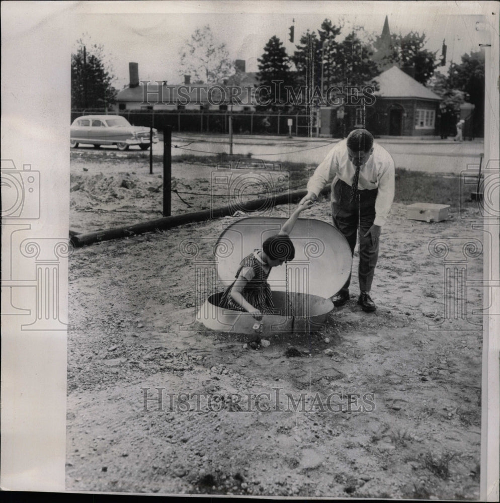 1955 Press Photo Garden city Submarine bomb Shelter - RRW73317 - Historic Images