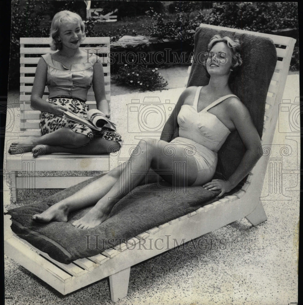 1962 Press Photo Chaise Lounge Wooden Couch 7 Setee - RRW73327 - Historic Images