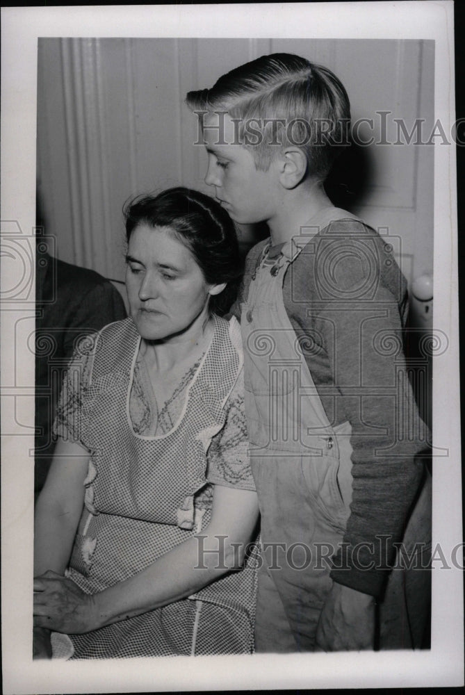 1947 Press Photo Mrs. Wm. Smith and son Orville Smith. - RRW73919 - Historic Images