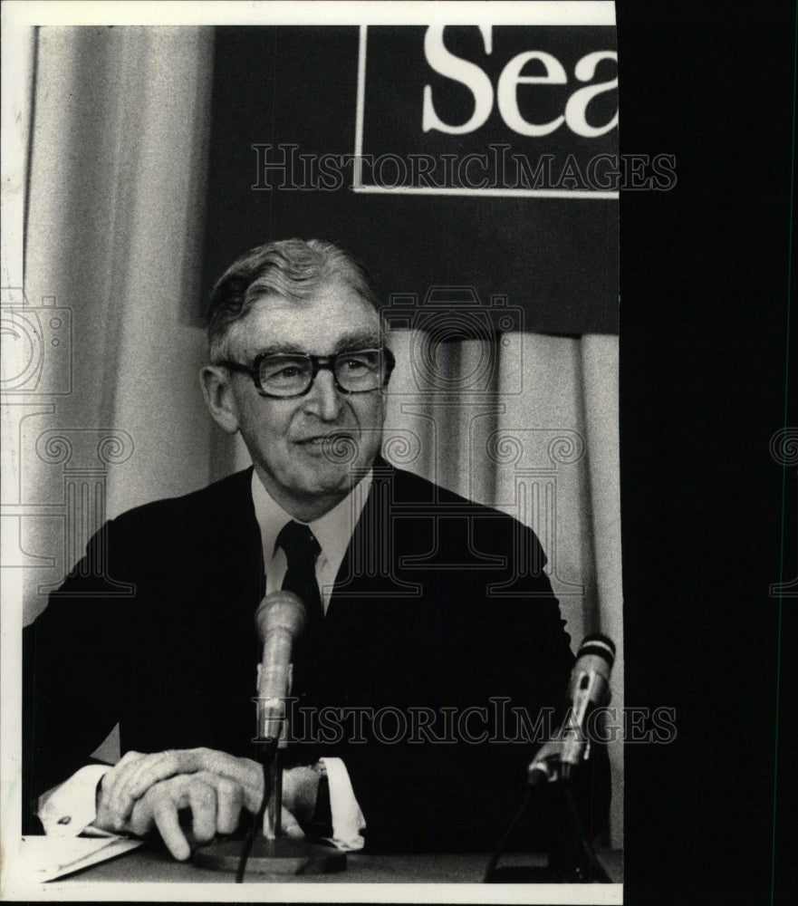 1977 Press Photo Arthur M. Wood Retires as CEO - RRW74023 - Historic Images