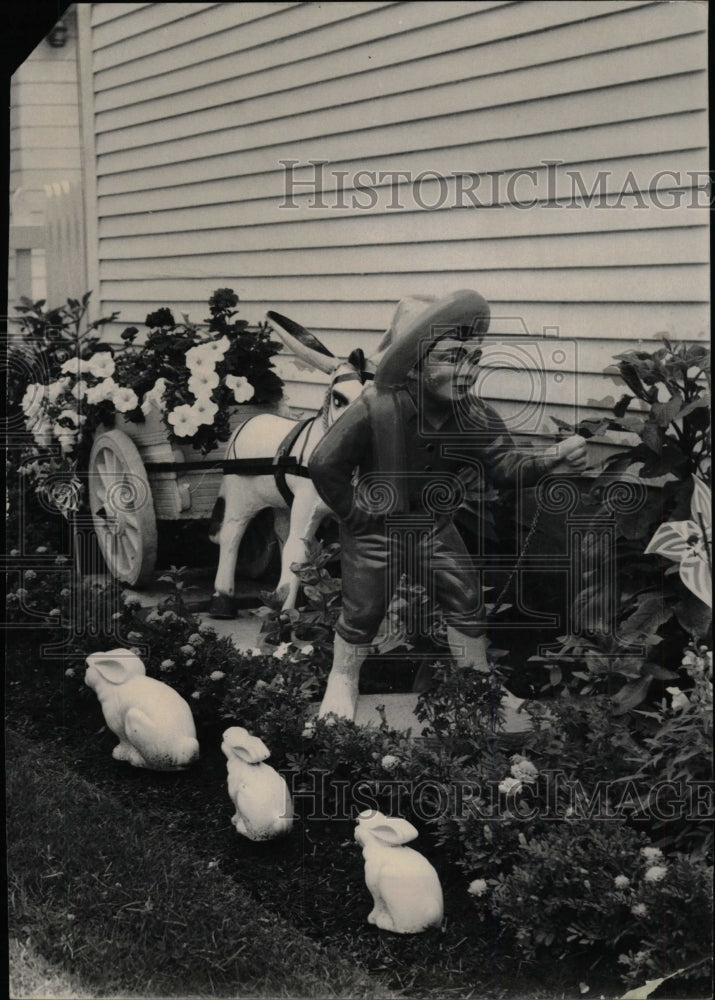 Press Photo Beautiful statue garden Flowers Rabbit - RRW74027 - Historic Images