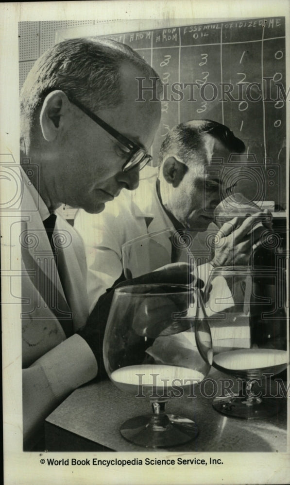 1967 Press Photo Chemists Harris Eastwood and Bernard L - RRW74029 - Historic Images