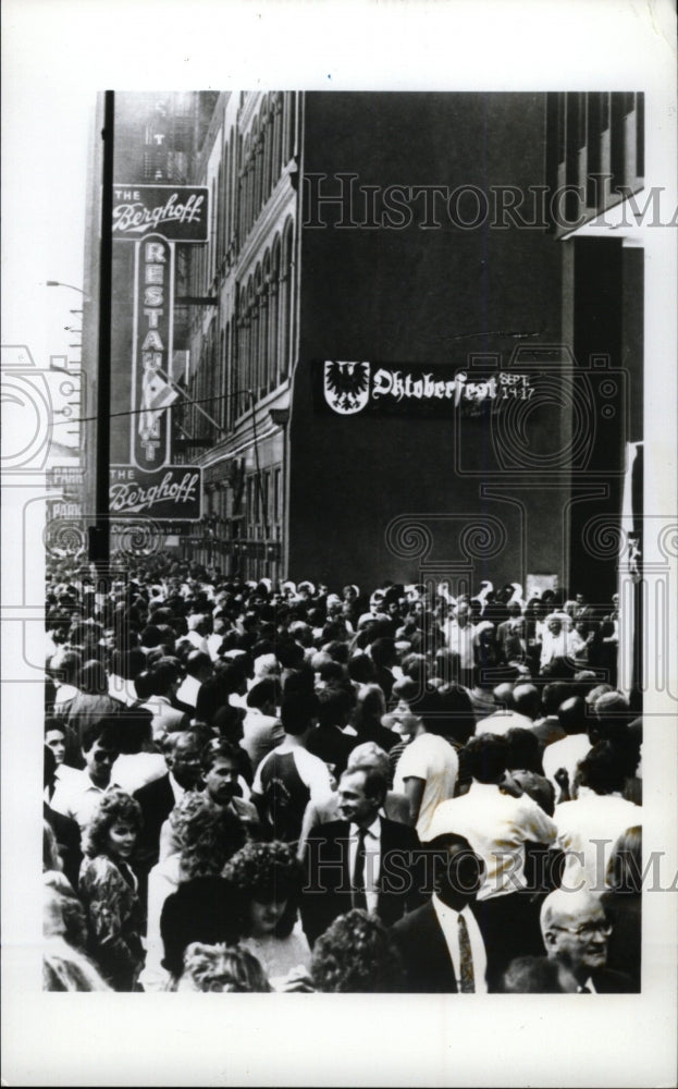 1992 Press Photo Berghoff Restaurant Oktoberfest - RRW74049 - Historic Images