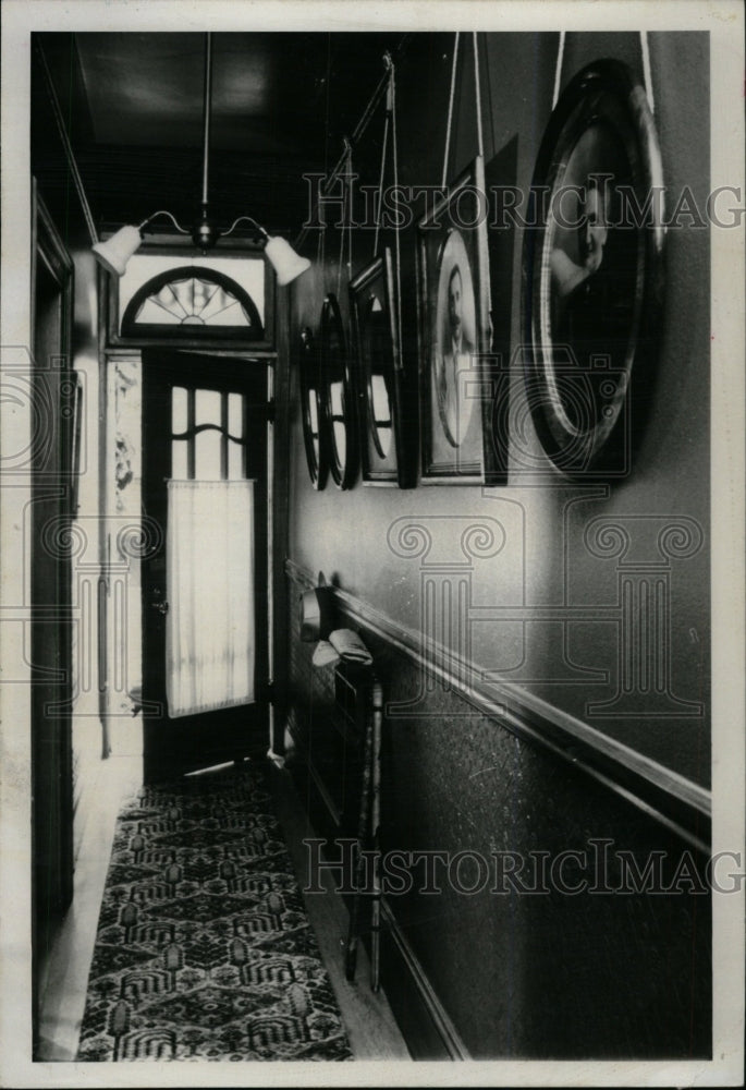 1980 Press Photo Hallways Blinders Corridor Portraits - RRW74059 - Historic Images