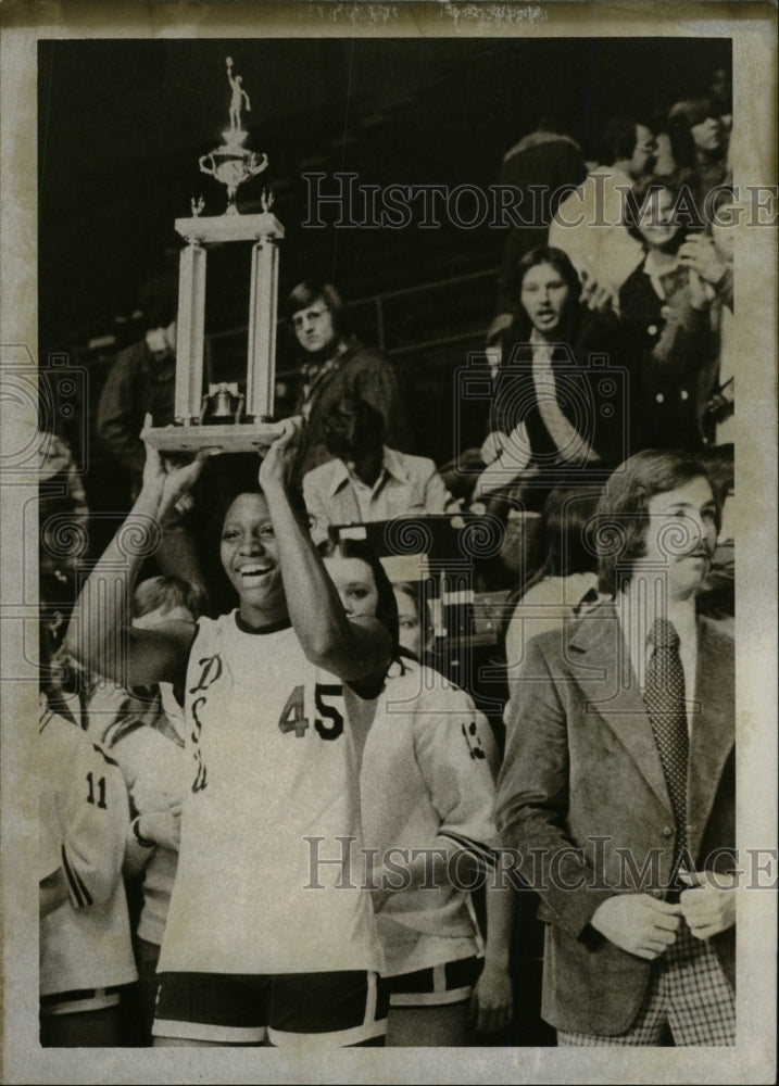 1976 Press Photo Luisa Harris Delta State taken Trophy - RRW74413 - Historic Images