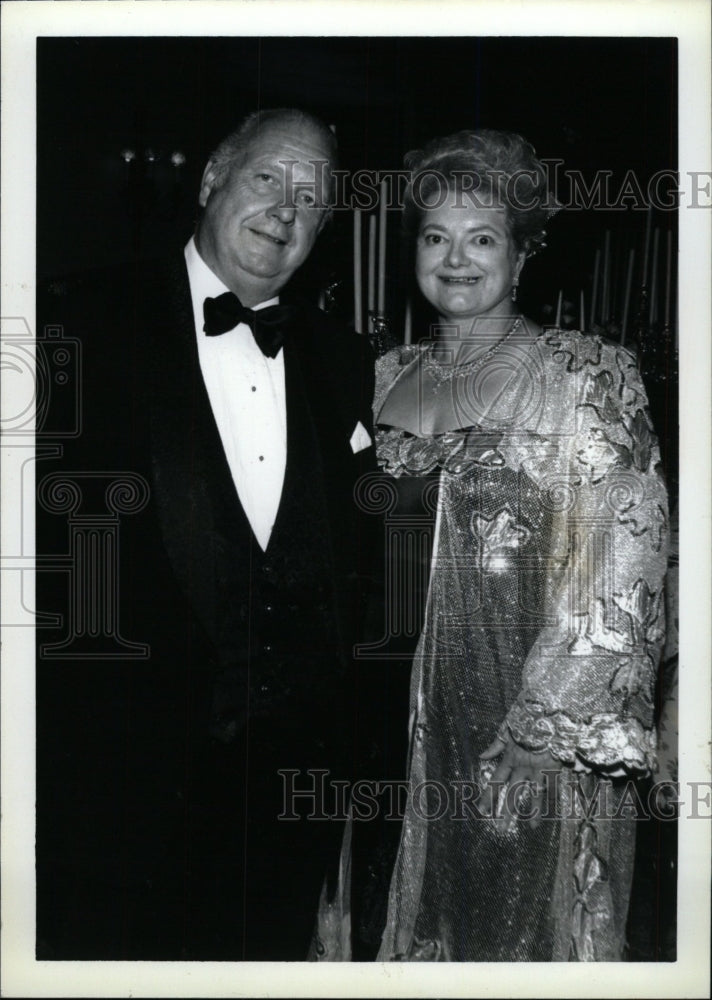 1990 Press Photo John Cuneo Woman&#39;s Board Anniversary - RRW74595 - Historic Images